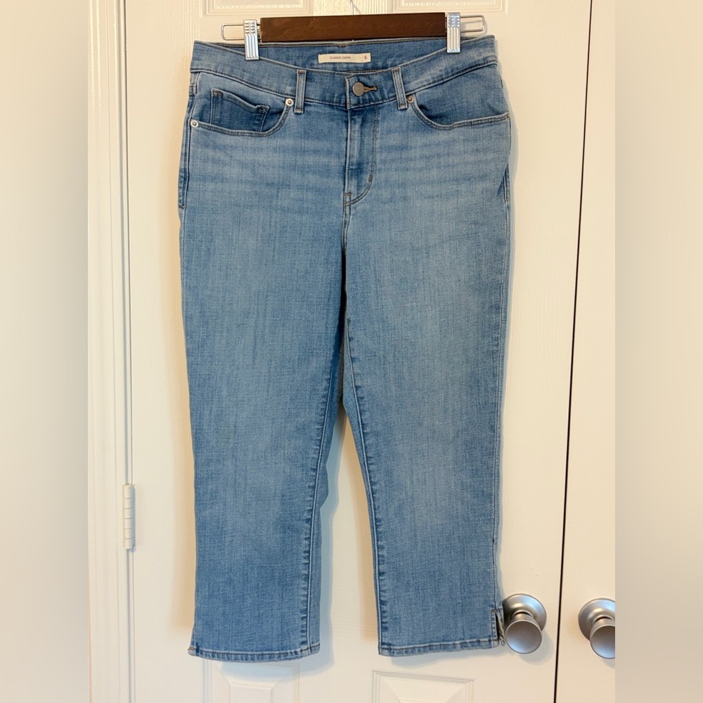 LEVIS women’s clasic capri Light Blue Jeans size 6